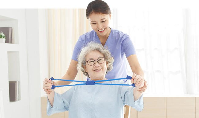 보건소 지역사회중심재활사업 소개 이미지(환자를 재활치료하는 모습)